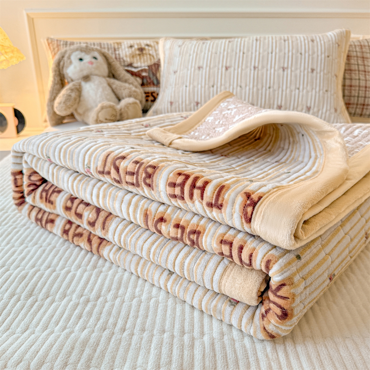 91家纺网 家纺一手货源 找家纺 慕木家纺 2025新款高克重牛奶绒小清新印花卡通夹棉单床盖床盖单件（提供买家秀) 牛奶绒床盖-吉米狗