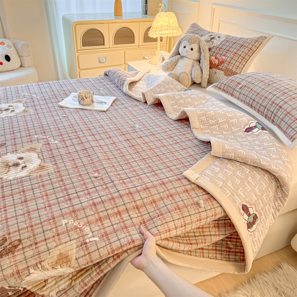 91家纺网 家纺一手货源 找家纺 慕木家纺 2025新款高克重牛奶绒小清新印花卡通夹棉单床盖床盖单件（提供买家秀) 牛奶绒床盖-吉米狗