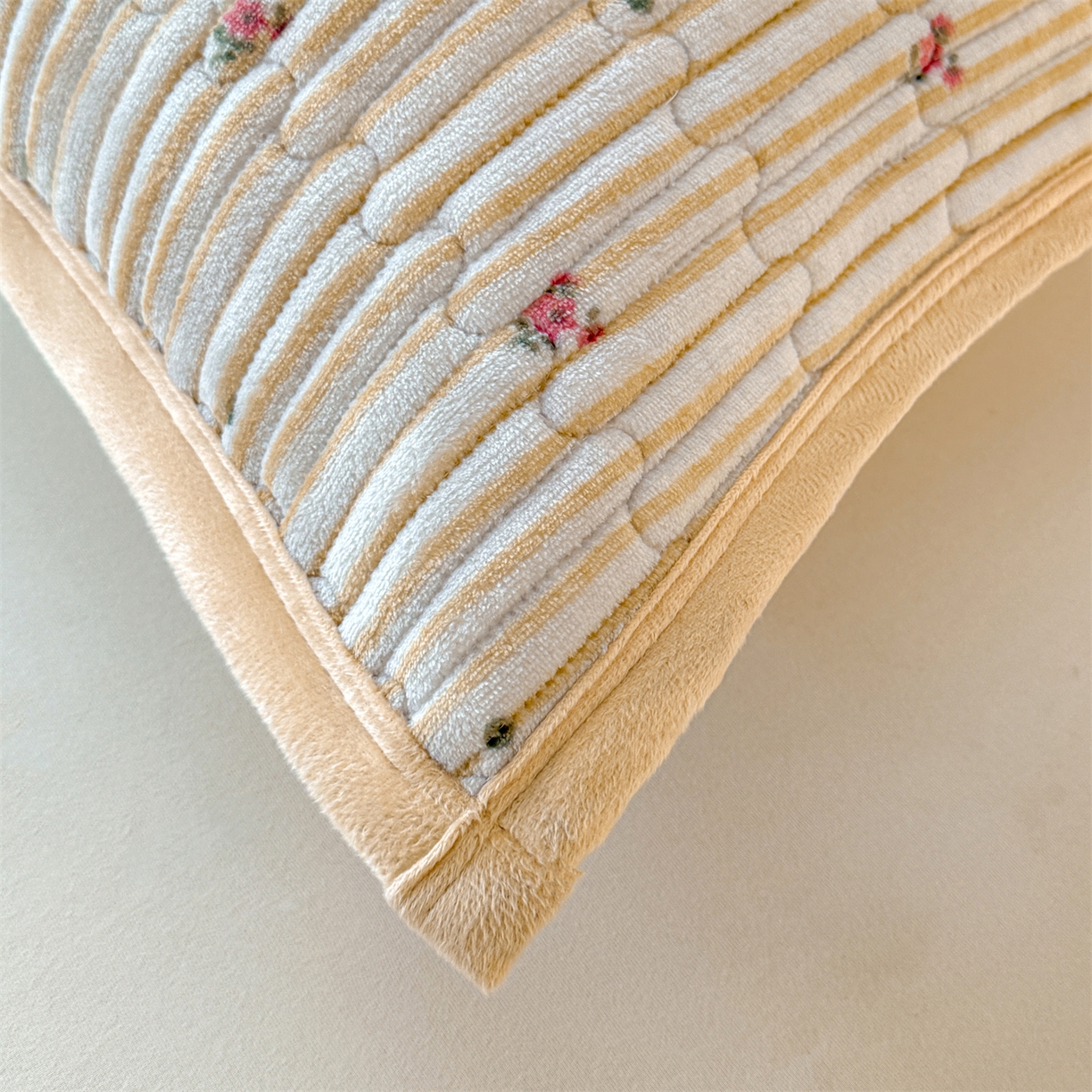 91家纺网 家纺一手货源 找家纺 慕木家纺 2025新款高克重牛奶绒小清新印花卡通夹棉单床盖床盖单件（提供买家秀) 牛奶绒床盖-吉米狗