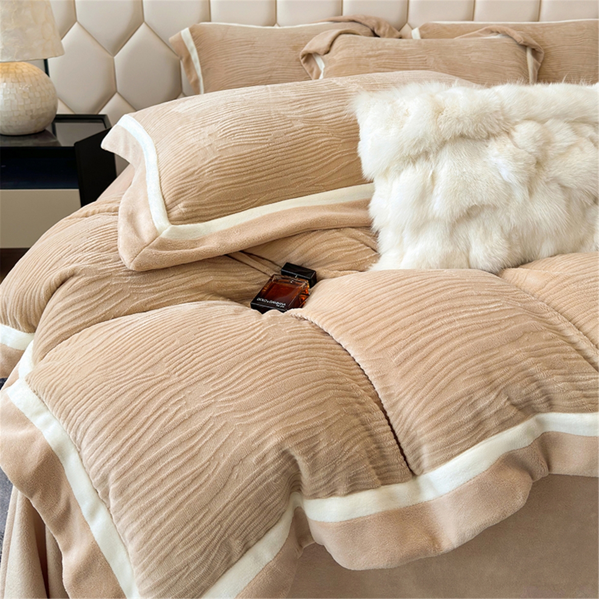 91家纺网 家纺一手货源 找家纺 家居1号家纺 2025新款230克全消光瑞丽牛奶绒烂花四件套（控价标准258加大278 会员优惠10元） 瑞丽-卡其