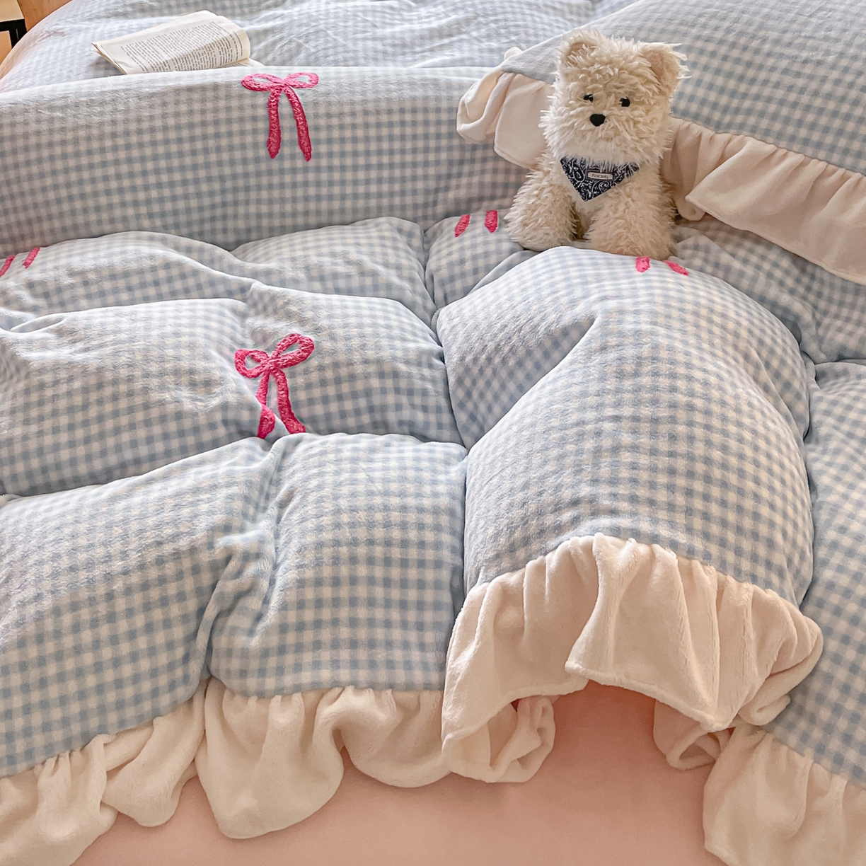 91家纺网 家纺一手货源 找家纺 沐辰 2025新款牛奶绒绣花蝴蝶结花边款四件套 绒蝴蝶结-蓝格