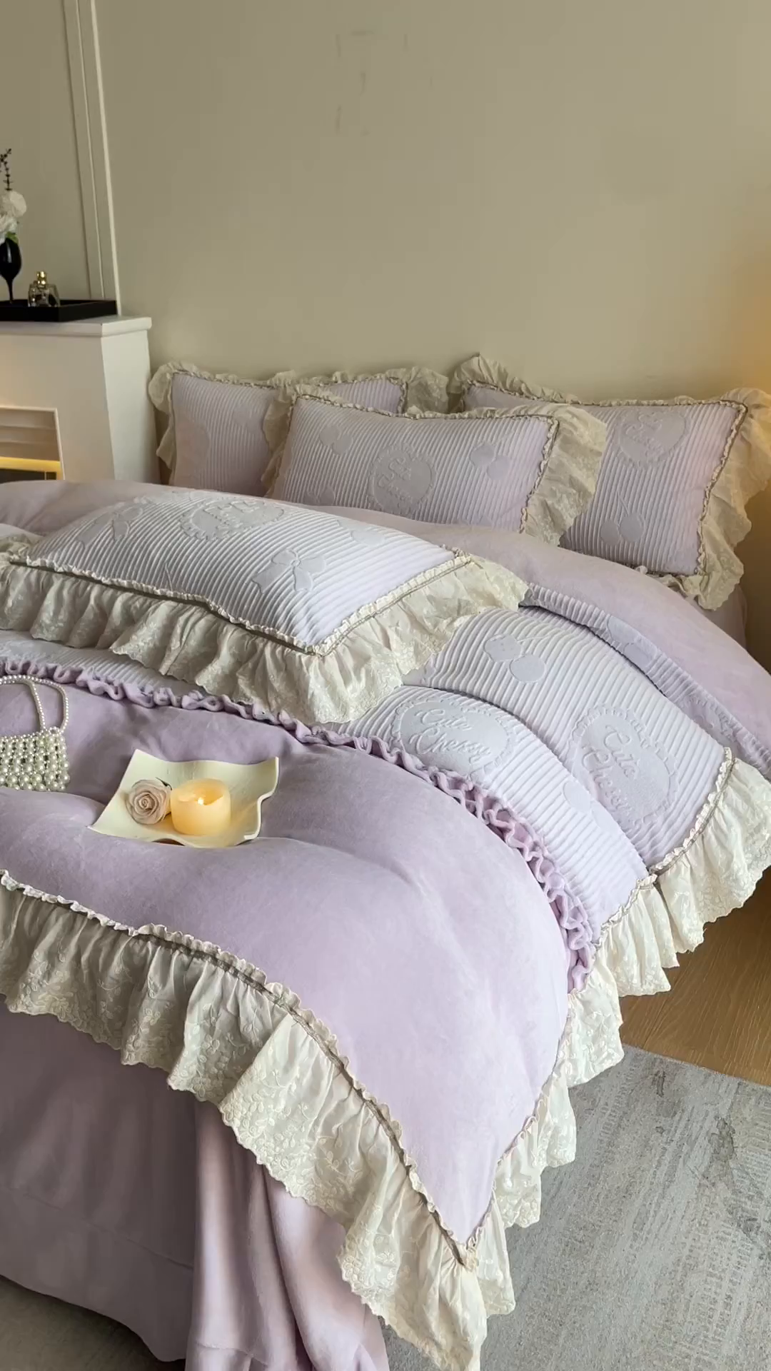 91家纺网 家纺一手货源 找家纺 沐辰 2025新款雕花牛奶绒拼接花边四件套-浪漫巴黎 浪漫巴黎-浅紫