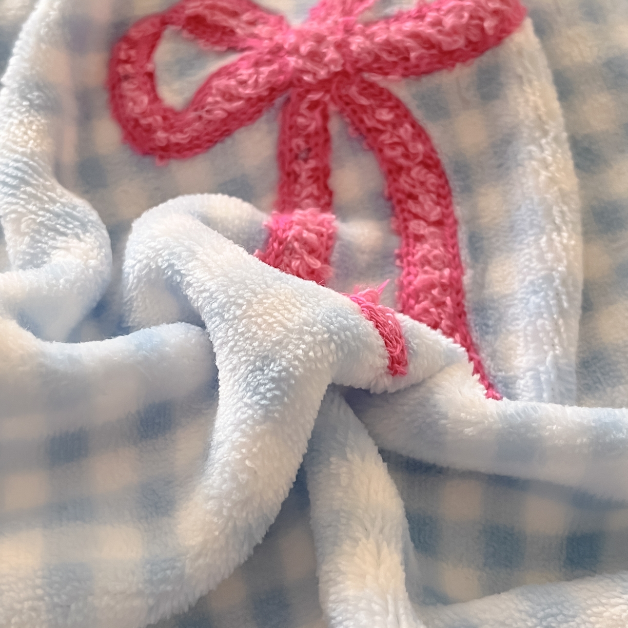 91家纺网 家纺一手货源 找家纺 沐辰 2025新款牛奶绒绣花蝴蝶结花边款四件套 绒蝴蝶结-蓝格