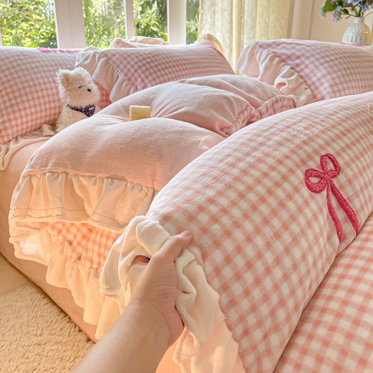 91家纺网 家纺一手货源 找家纺 （总）沐辰 2025新款牛奶绒绣花蝴蝶结花边款四件套