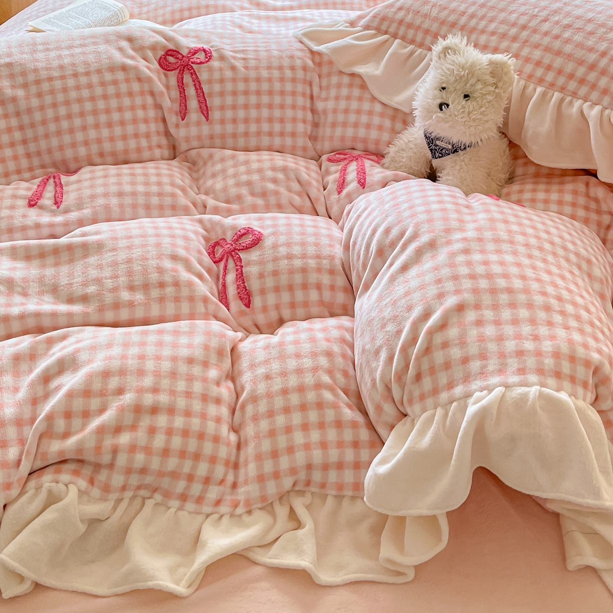 91家纺网 家纺一手货源 找家纺 沐辰 2025新款牛奶绒绣花蝴蝶结花边款四件套 绒蝴蝶结-粉格