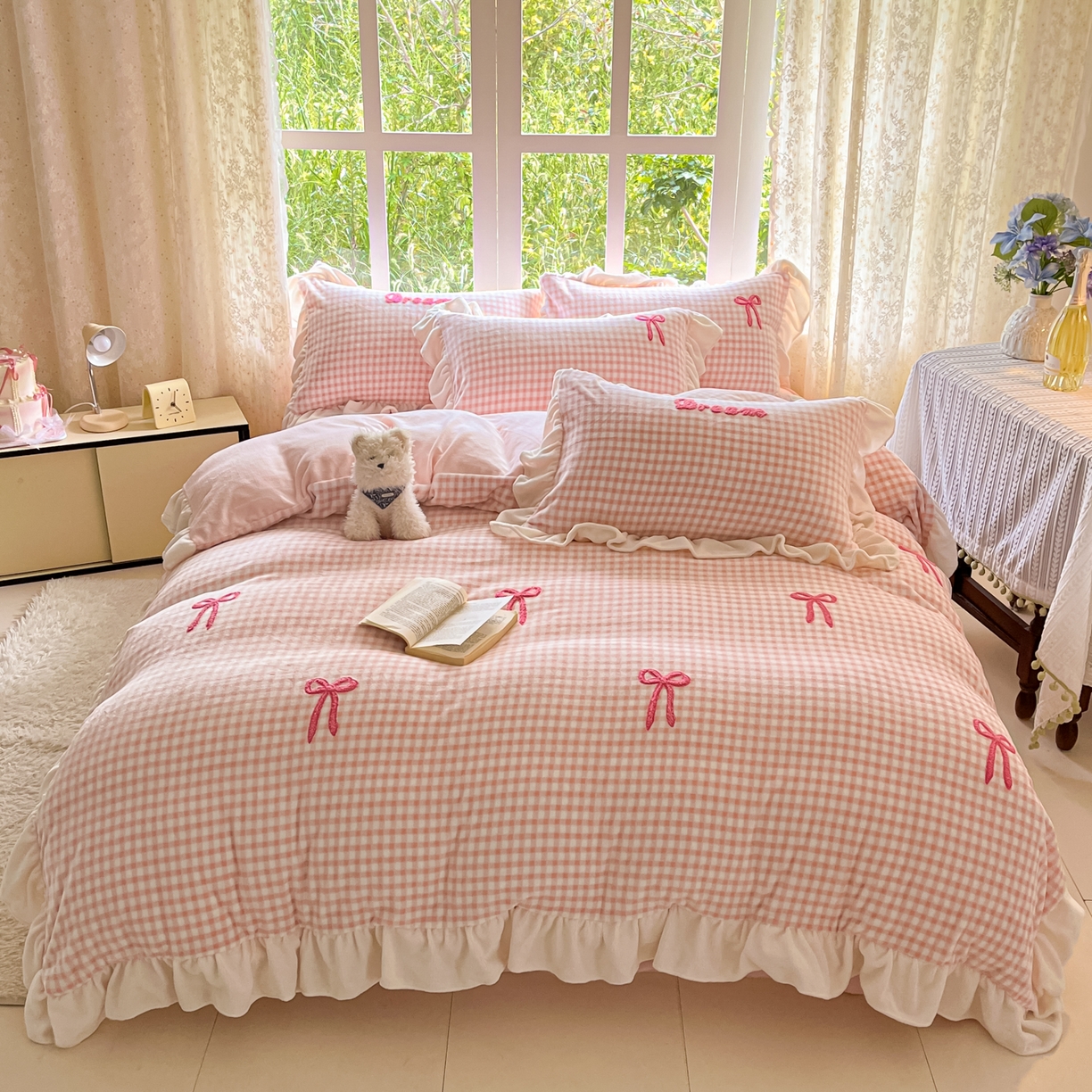 91家纺网 家纺一手货源 找家纺 （总）沐辰 2025新款牛奶绒绣花蝴蝶结花边款四件套