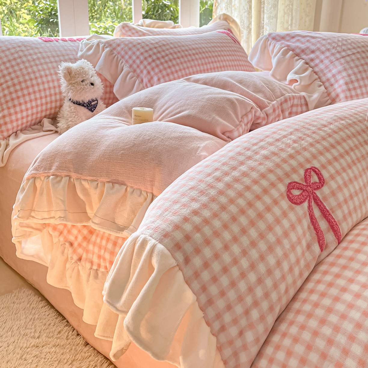 91家纺网 家纺一手货源 找家纺 （总）沐辰 2025新款牛奶绒绣花蝴蝶结花边款四件套