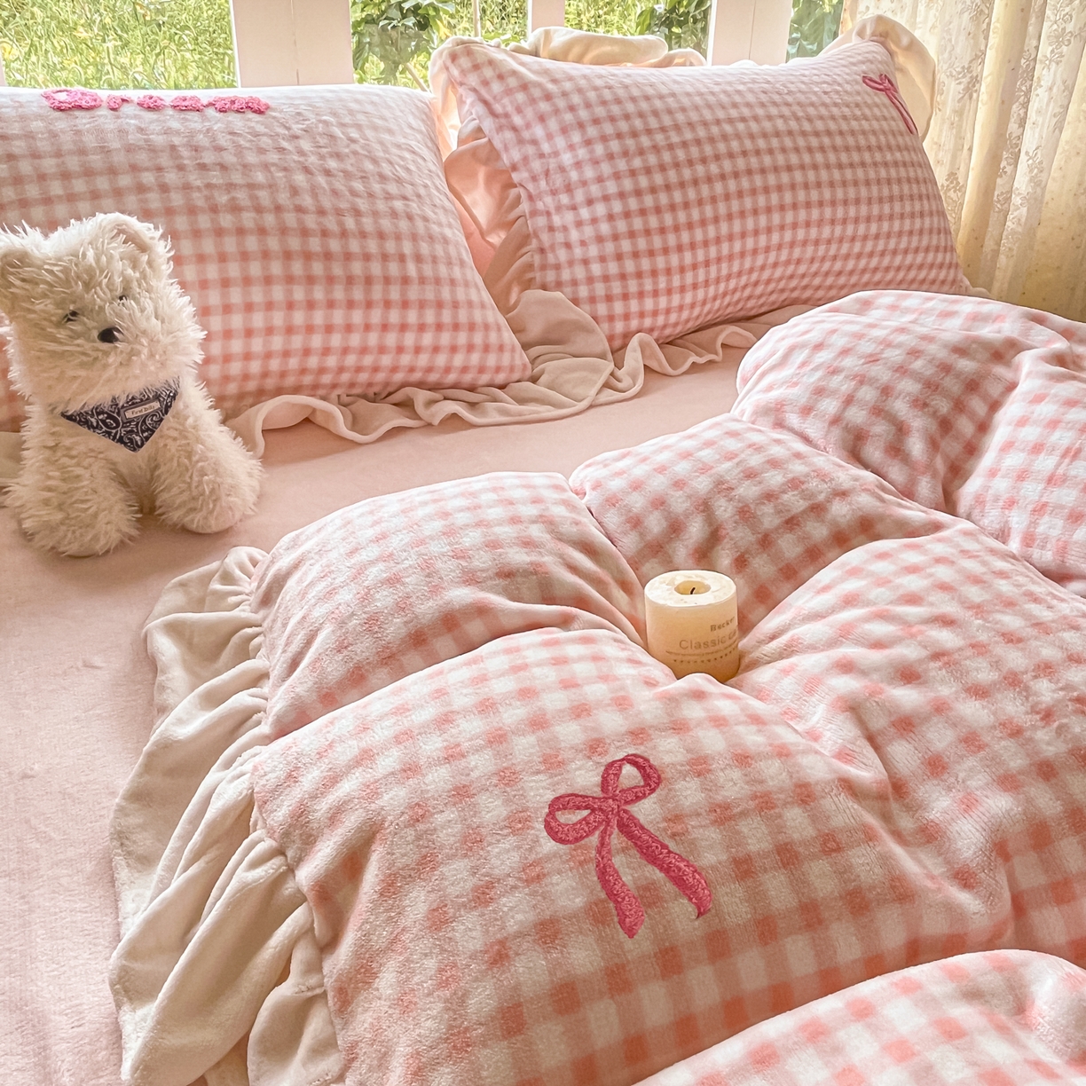 91家纺网 家纺一手货源 找家纺 沐辰 2025新款牛奶绒绣花蝴蝶结花边款四件套 绒蝴蝶结-粉格