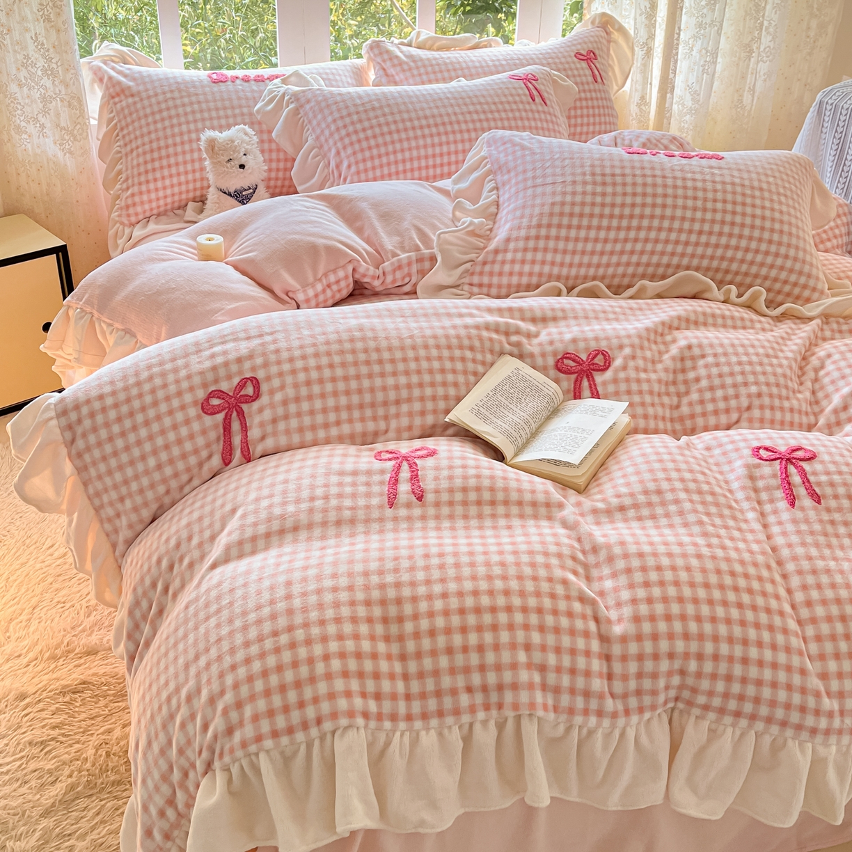 91家纺网 家纺一手货源 找家纺 （总）沐辰 2025新款牛奶绒绣花蝴蝶结花边款四件套