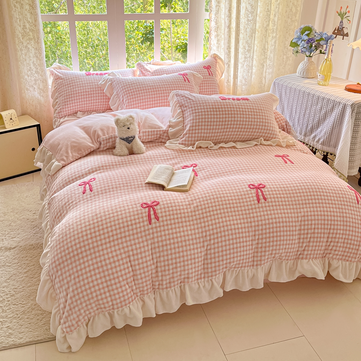 91家纺网 家纺一手货源 找家纺 （总）沐辰 2025新款牛奶绒绣花蝴蝶结花边款四件套