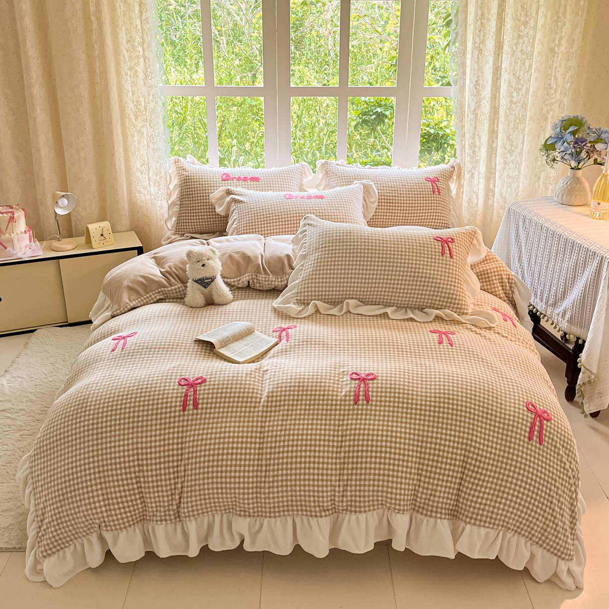 91家纺网 家纺一手货源 找家纺 （总）沐辰 2025新款牛奶绒绣花蝴蝶结花边款四件套