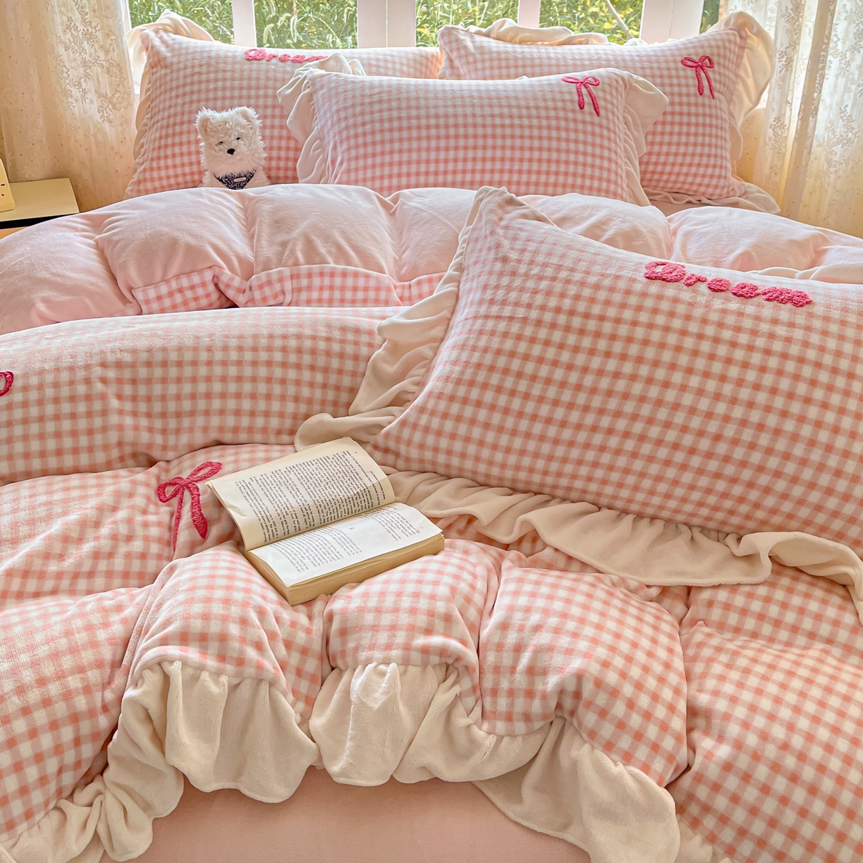 91家纺网 家纺一手货源 找家纺 沐辰 2025新款牛奶绒绣花蝴蝶结花边款四件套 绒蝴蝶结-粉格