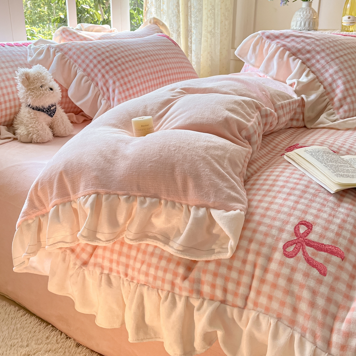 91家纺网 家纺一手货源 找家纺 沐辰 2025新款牛奶绒绣花蝴蝶结花边款四件套 绒蝴蝶结-粉格