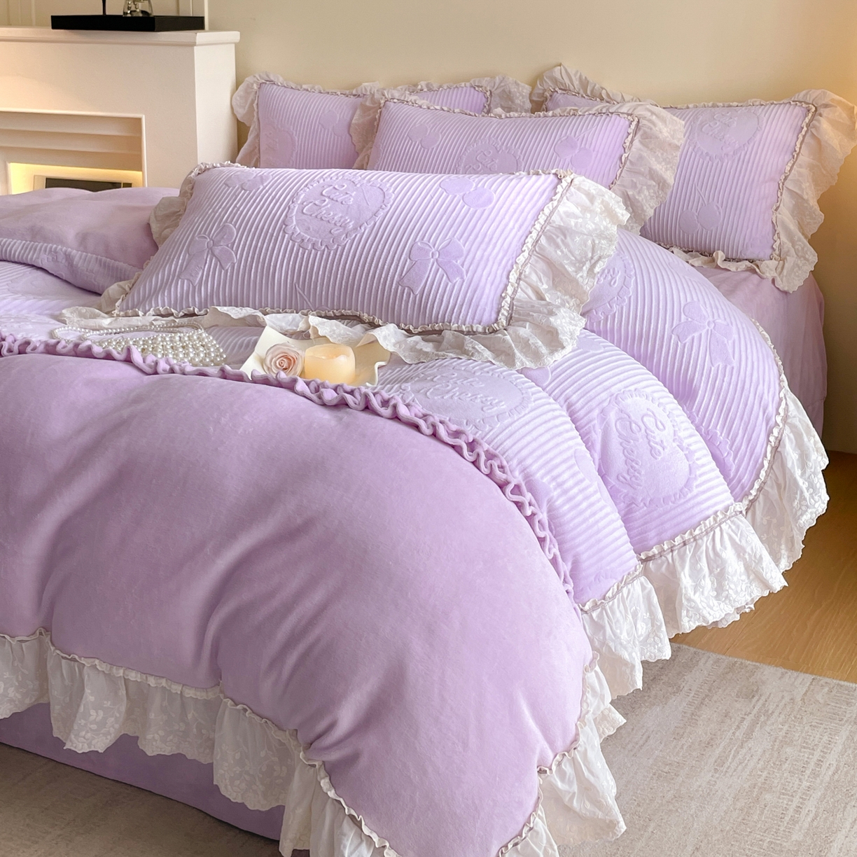 91家纺网 家纺一手货源 找家纺 沐辰 2025新款雕花牛奶绒拼接花边四件套-浪漫巴黎 浪漫巴黎-浅紫