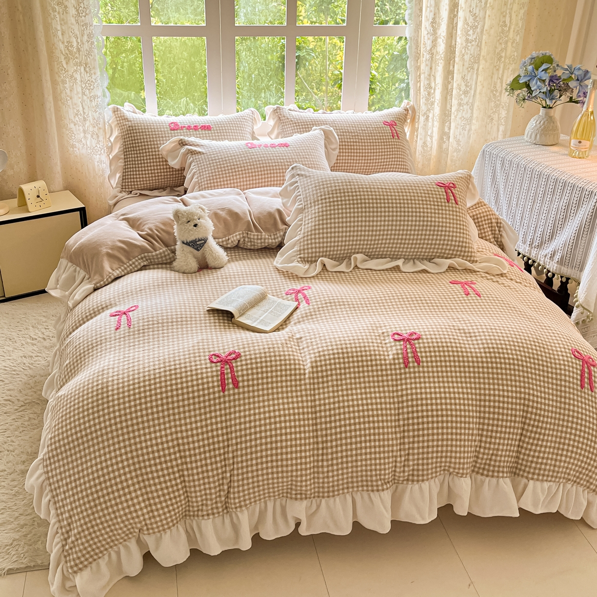 91家纺网 家纺一手货源 找家纺 沐辰 2025新款牛奶绒绣花蝴蝶结花边款四件套 绒蝴蝶结-灰咖格