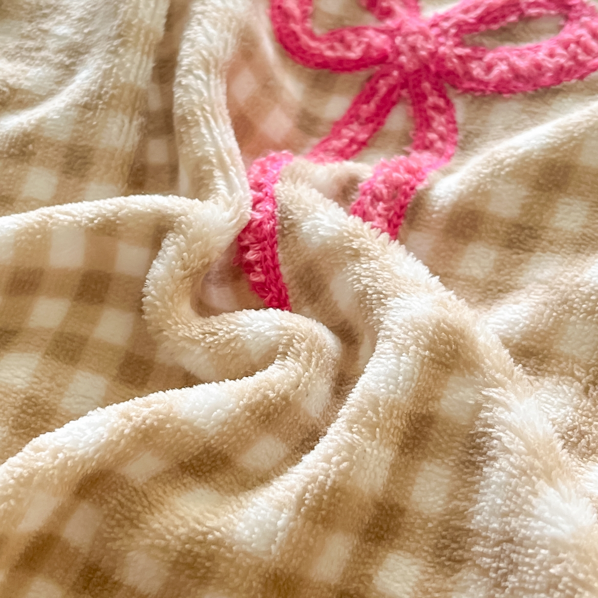 91家纺网 家纺一手货源 找家纺 沐辰 2025新款牛奶绒绣花蝴蝶结花边款四件套 绒蝴蝶结-灰咖格