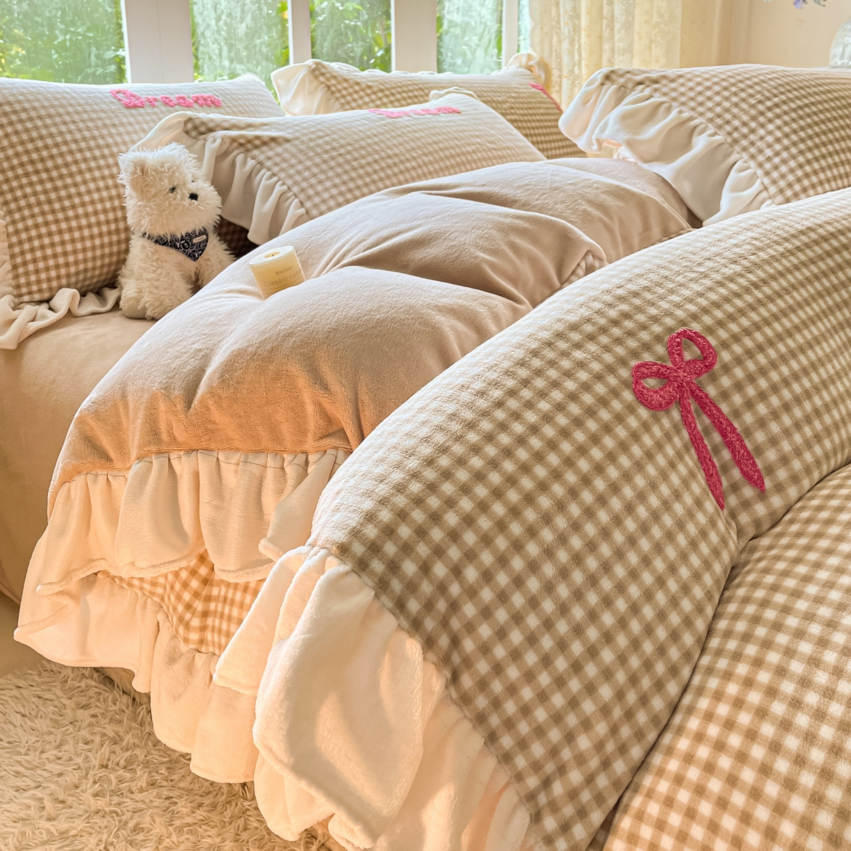 91家纺网 家纺一手货源 找家纺 沐辰 2025新款牛奶绒绣花蝴蝶结花边款四件套 绒蝴蝶结-灰咖格