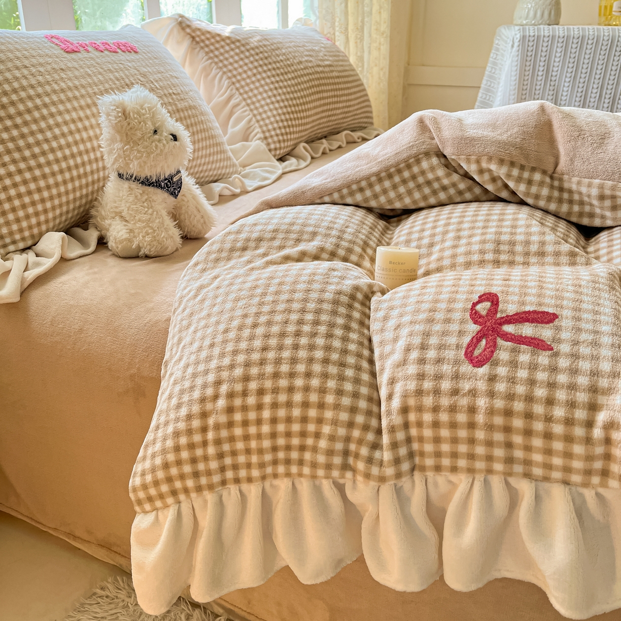 91家纺网 家纺一手货源 找家纺 沐辰 2025新款牛奶绒绣花蝴蝶结花边款四件套 绒蝴蝶结-灰咖格