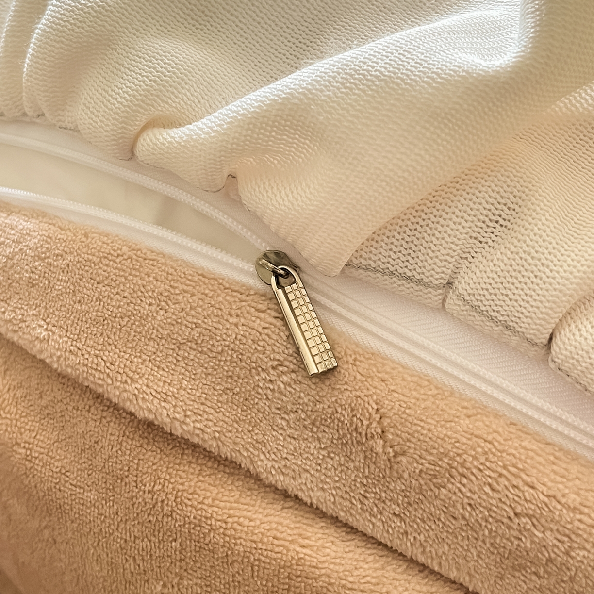 91家纺网 家纺一手货源 找家纺 沐辰 2025新款牛奶绒绣花蝴蝶结花边款四件套 绒蝴蝶结-灰咖格