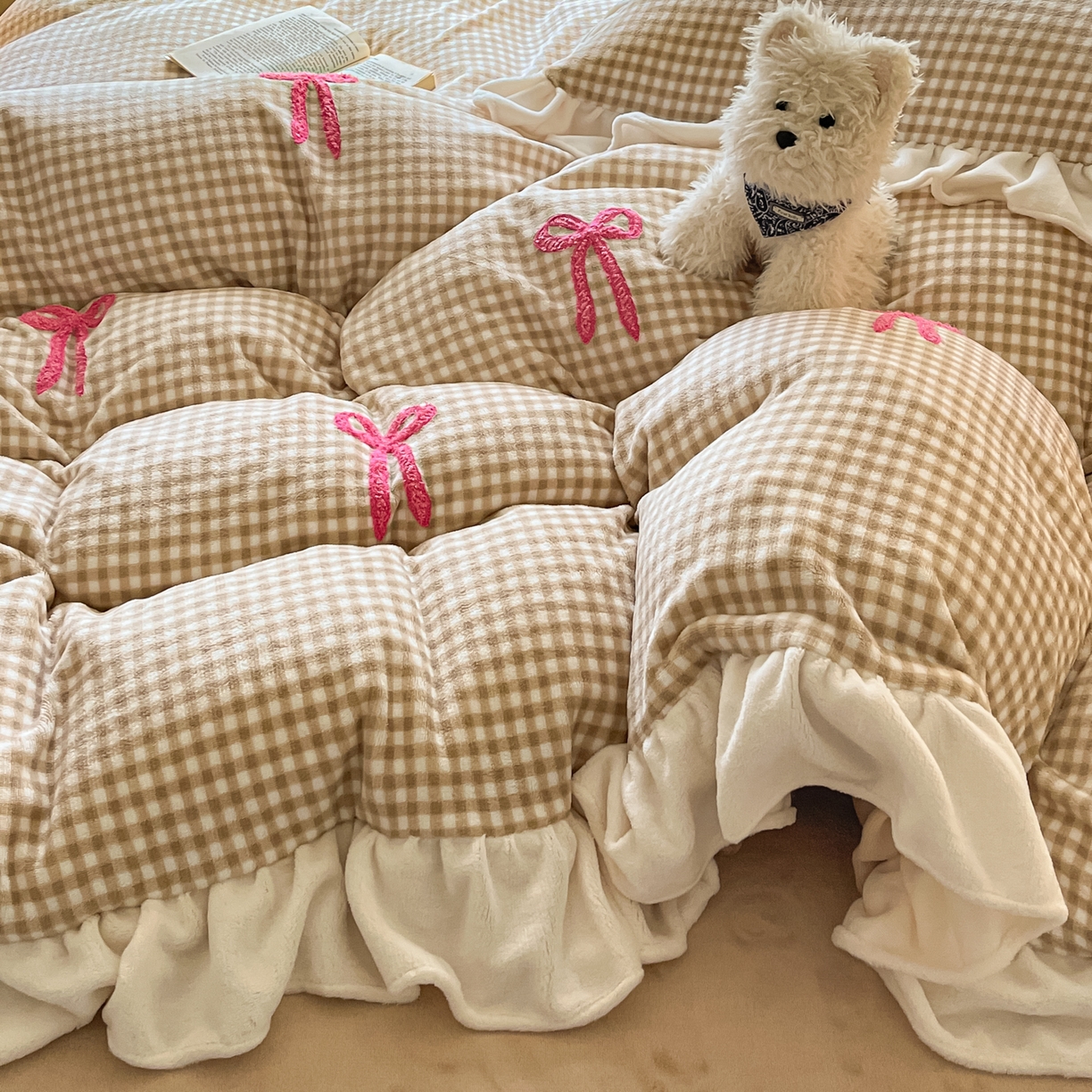 91家纺网 家纺一手货源 找家纺 沐辰 2025新款牛奶绒绣花蝴蝶结花边款四件套 绒蝴蝶结-灰咖格