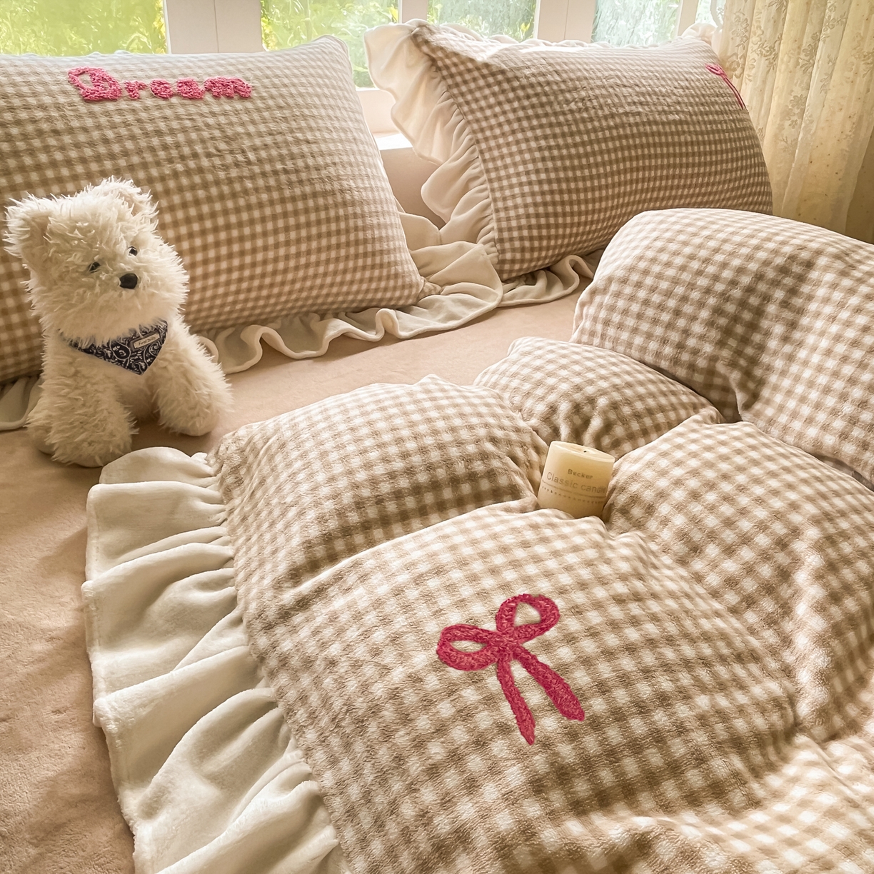 91家纺网 家纺一手货源 找家纺 沐辰 2025新款牛奶绒绣花蝴蝶结花边款四件套 绒蝴蝶结-灰咖格