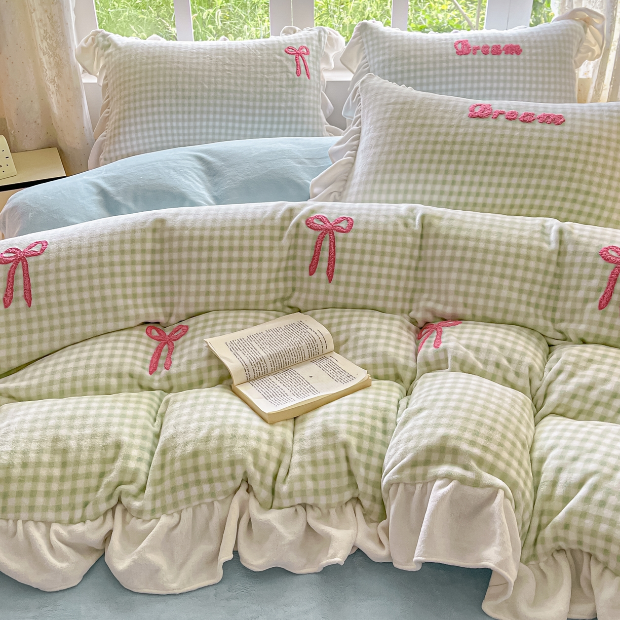 91家纺网 家纺一手货源 找家纺 沐辰 2025新款牛奶绒绣花蝴蝶结花边款四件套 绒蝴蝶结-绿格