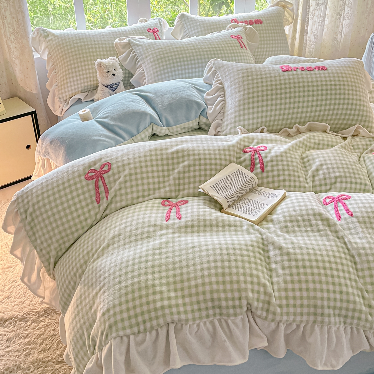 91家纺网 家纺一手货源 找家纺 沐辰 2025新款牛奶绒绣花蝴蝶结花边款四件套 绒蝴蝶结-绿格