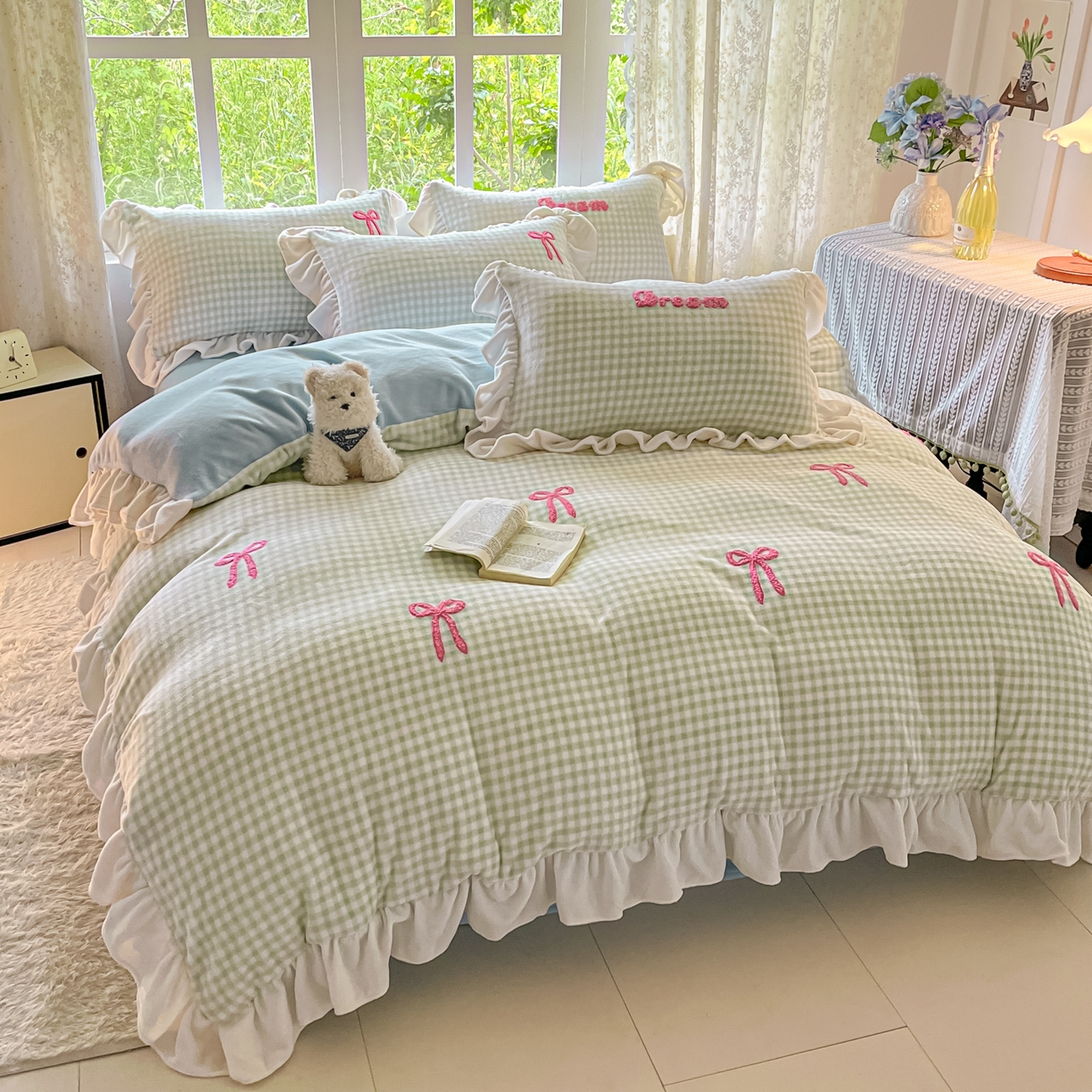 91家纺网 家纺一手货源 找家纺 沐辰 2025新款牛奶绒绣花蝴蝶结花边款四件套 绒蝴蝶结-绿格