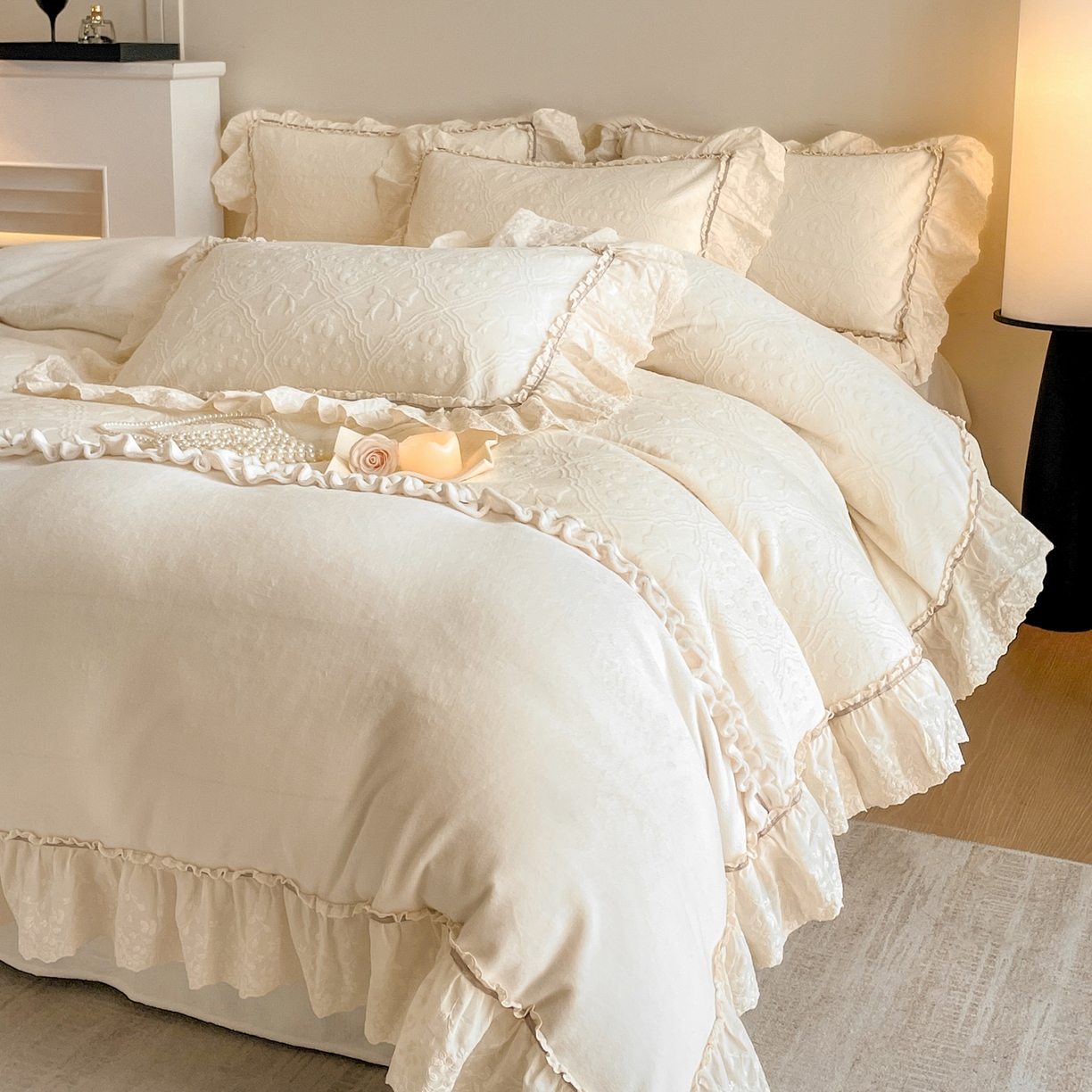 91家纺网 家纺一手货源 找家纺 沐辰 2025新款雕花牛奶绒拼接花边四件套-浪漫巴黎 浪漫巴黎-米白
