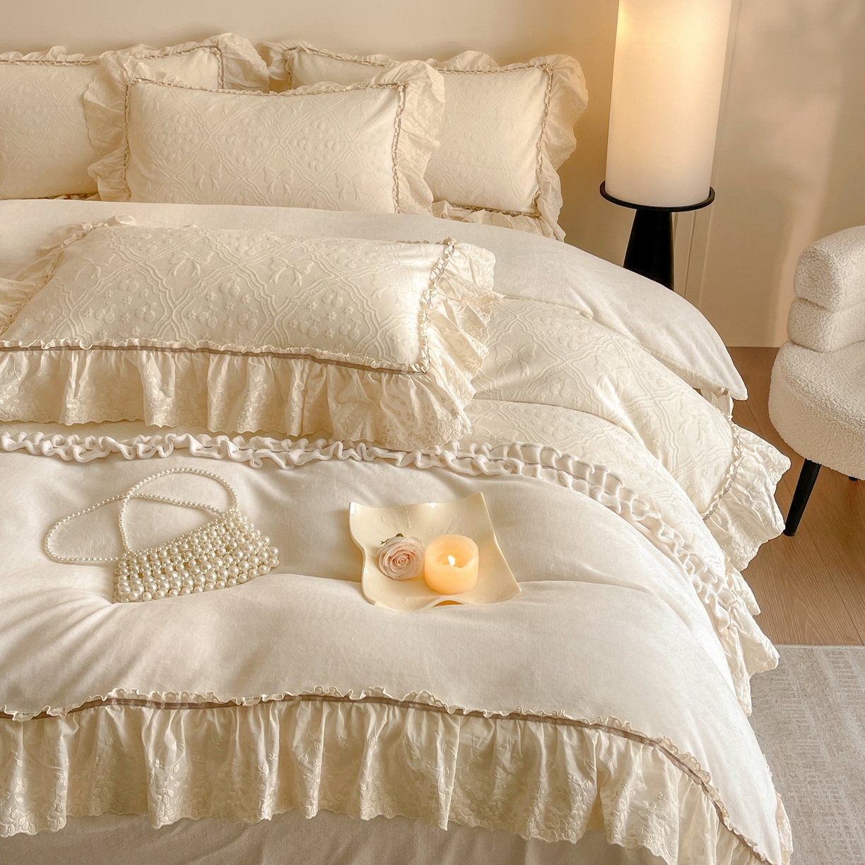 91家纺网 家纺一手货源 找家纺 沐辰 2025新款雕花牛奶绒拼接花边四件套-浪漫巴黎 浪漫巴黎-米白