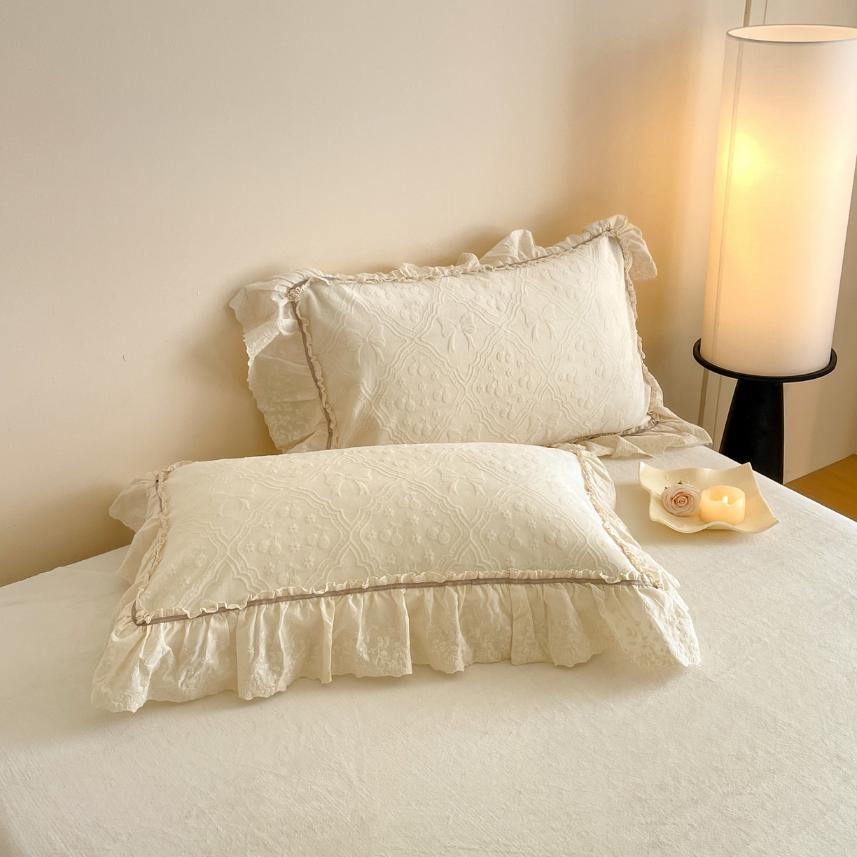 91家纺网 家纺一手货源 找家纺 沐辰 2025新款雕花牛奶绒拼接花边四件套-浪漫巴黎 浪漫巴黎-米白