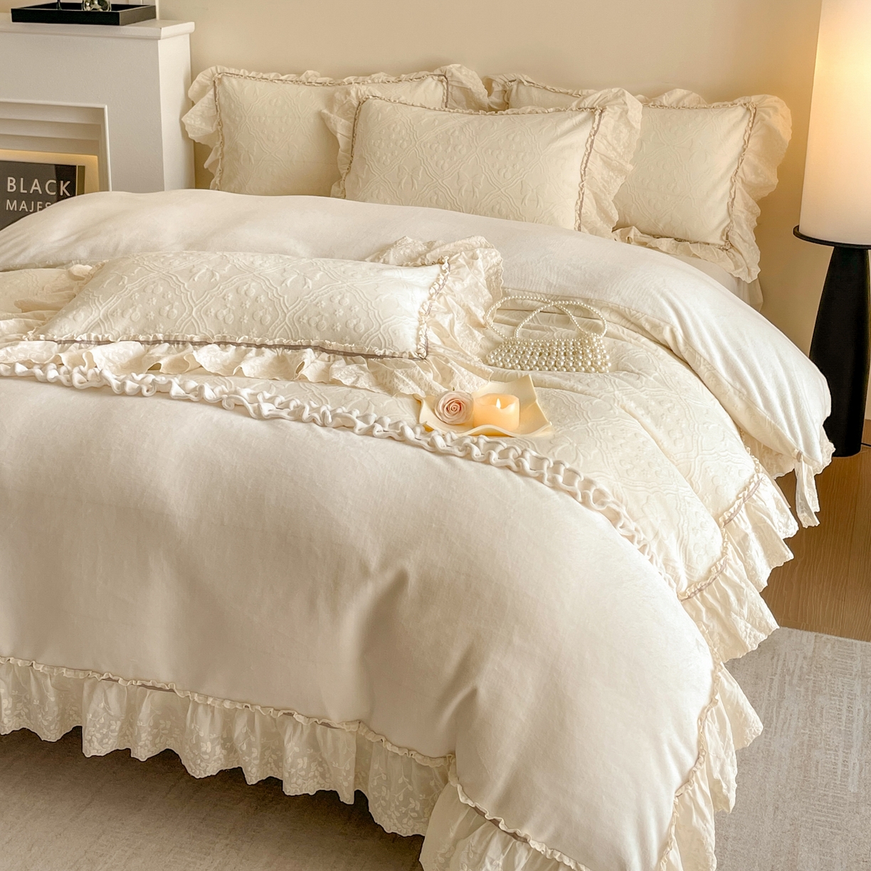 91家纺网 家纺一手货源 找家纺 沐辰 2025新款雕花牛奶绒拼接花边四件套-浪漫巴黎 浪漫巴黎-米白