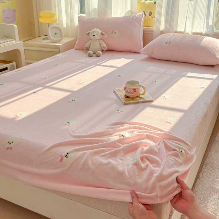 91家纺网 家纺一手货源 找家纺 澜妃 2025新款高克重软软糯糯牛奶绒单床笠CL系列（小红书推荐） CL-绒绒小狗粉