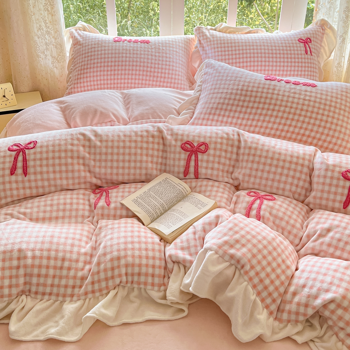 91家纺网 家纺一手货源 找家纺 沐辰 2025新款牛奶绒绣花蝴蝶结花边款四件套 绒蝴蝶结-粉格