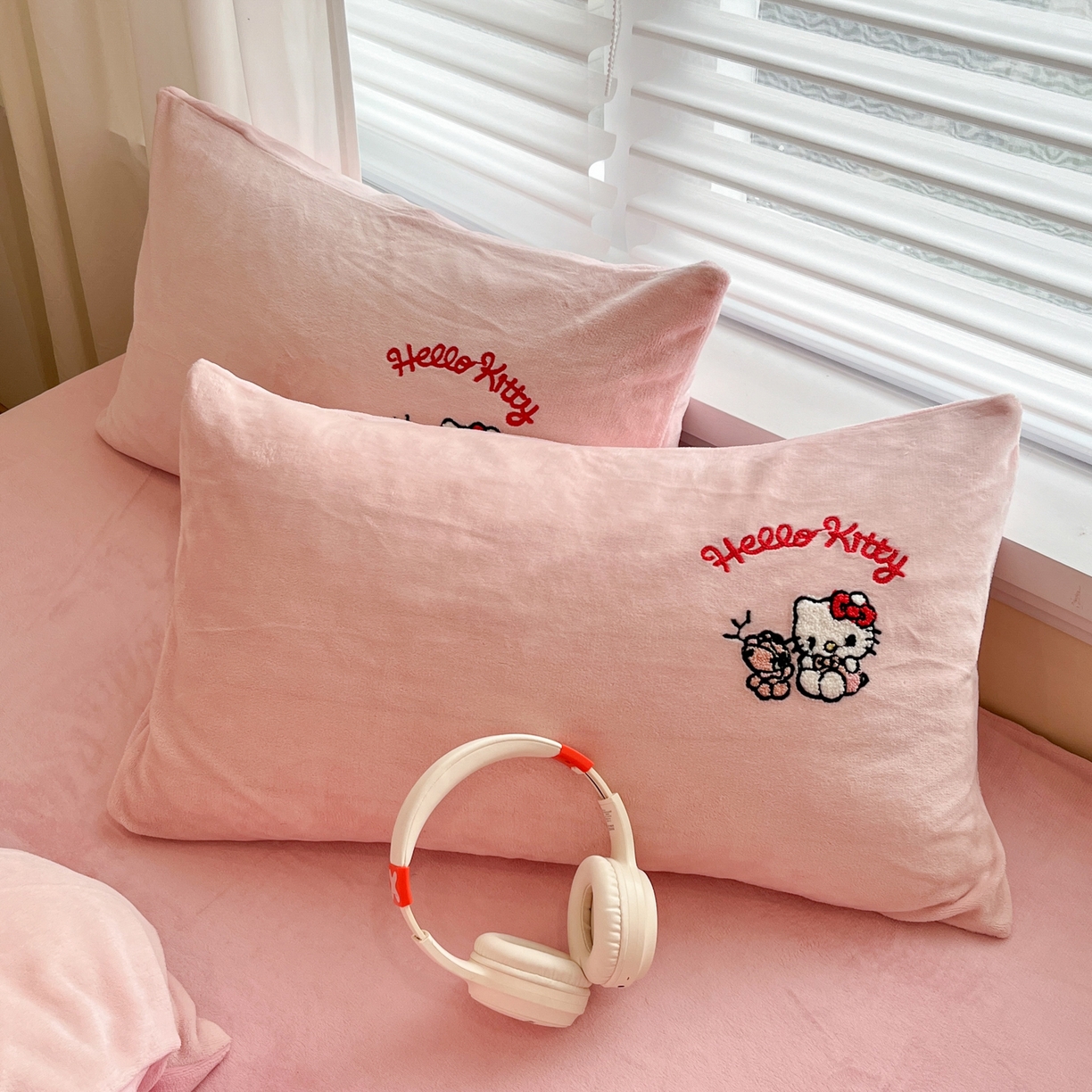 91家纺网 家纺一手货源 找家纺 沐辰 2025新款牛奶绒绣花三丽鸥系列四件套 暖心凯蒂猫