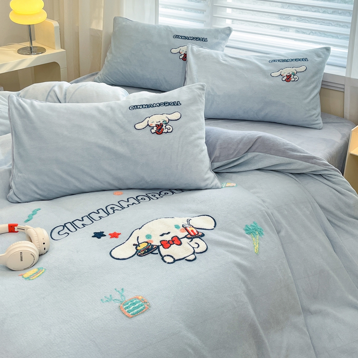 91家纺网 家纺一手货源 找家纺 沐辰 2025新款牛奶绒绣花三丽鸥系列四件套 假日云朵狗