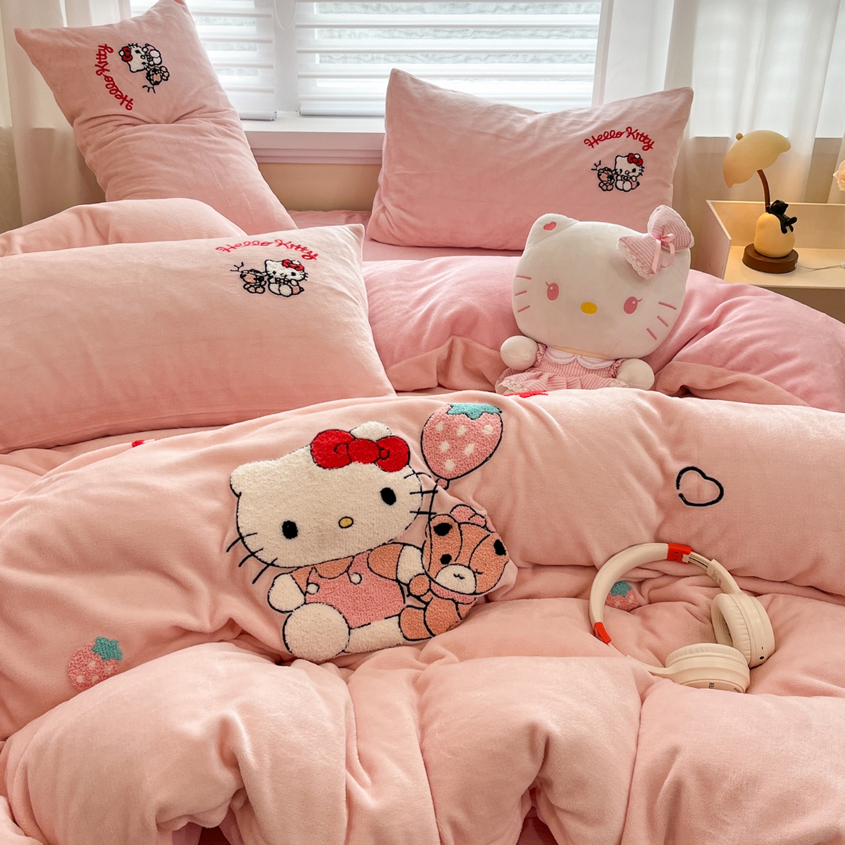 91家纺网 家纺一手货源 找家纺 沐辰 2025新款牛奶绒绣花三丽鸥系列四件套 暖心凯蒂猫