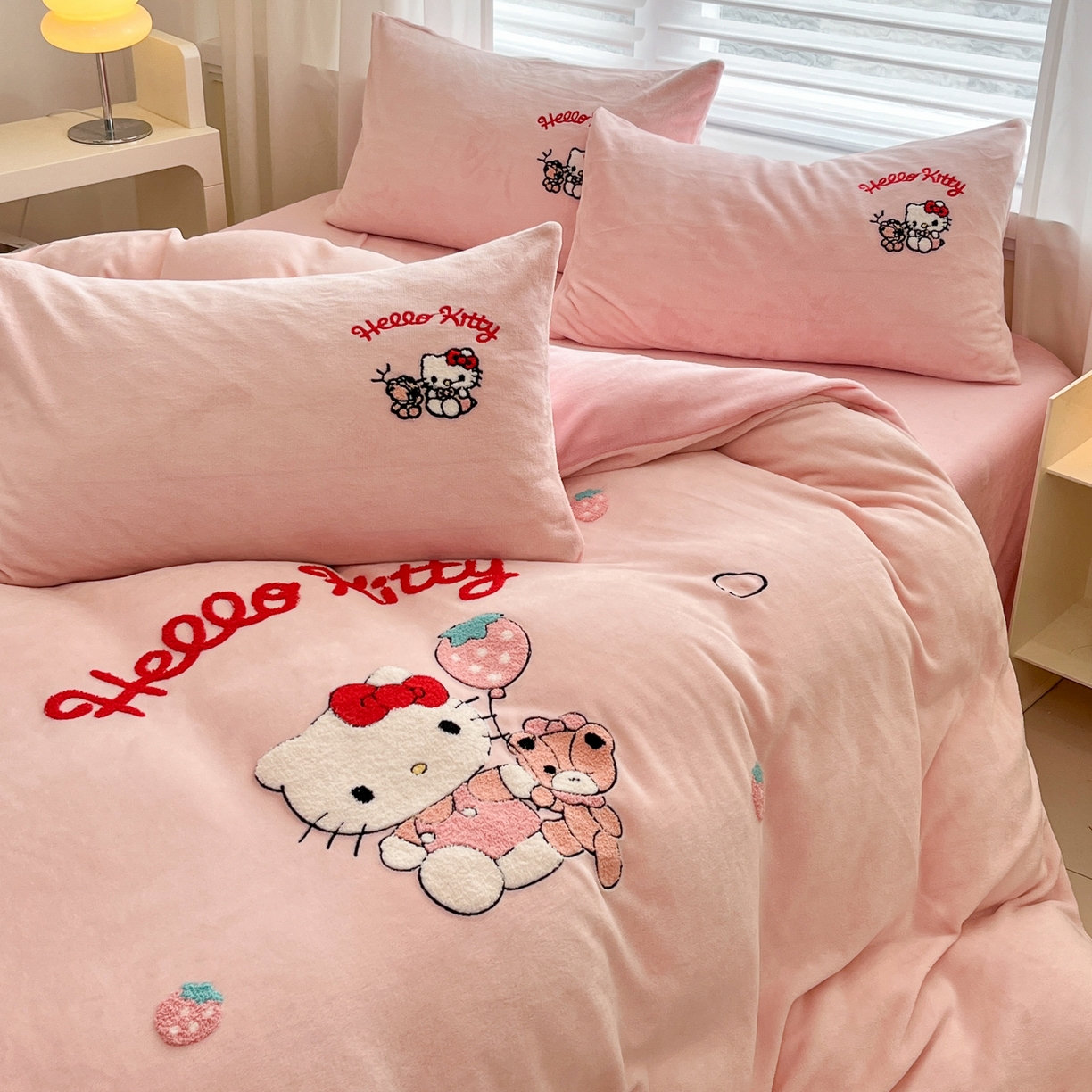 91家纺网 家纺一手货源 找家纺 沐辰 2025新款牛奶绒绣花三丽鸥系列四件套 暖心凯蒂猫