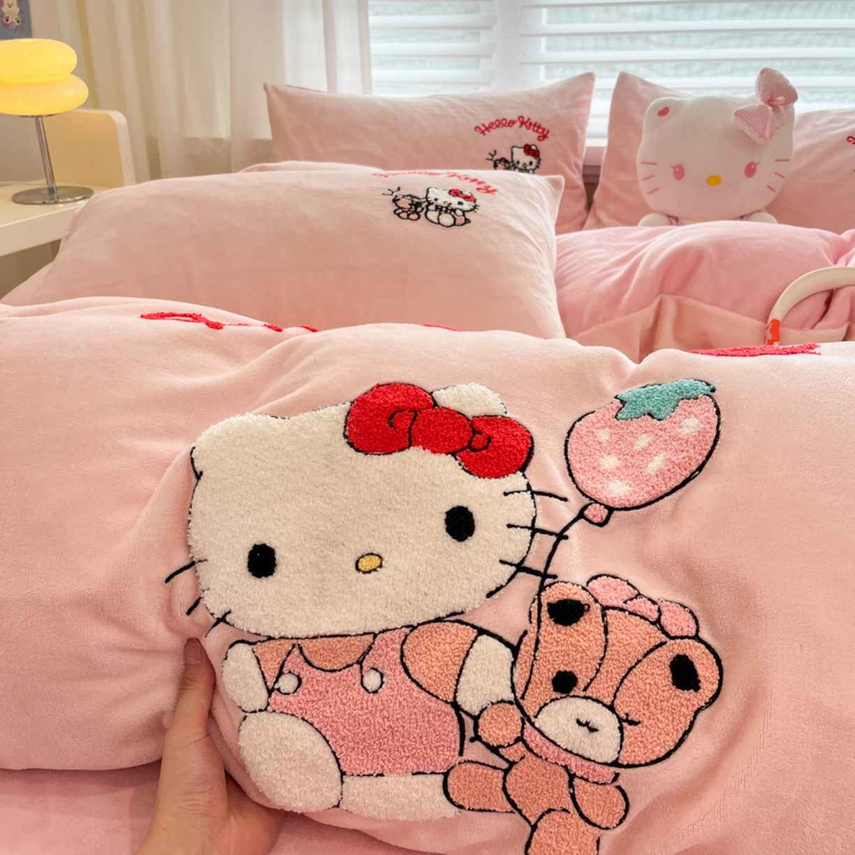 91家纺网 家纺一手货源 找家纺 沐辰 2025新款牛奶绒绣花三丽鸥系列四件套 暖心凯蒂猫