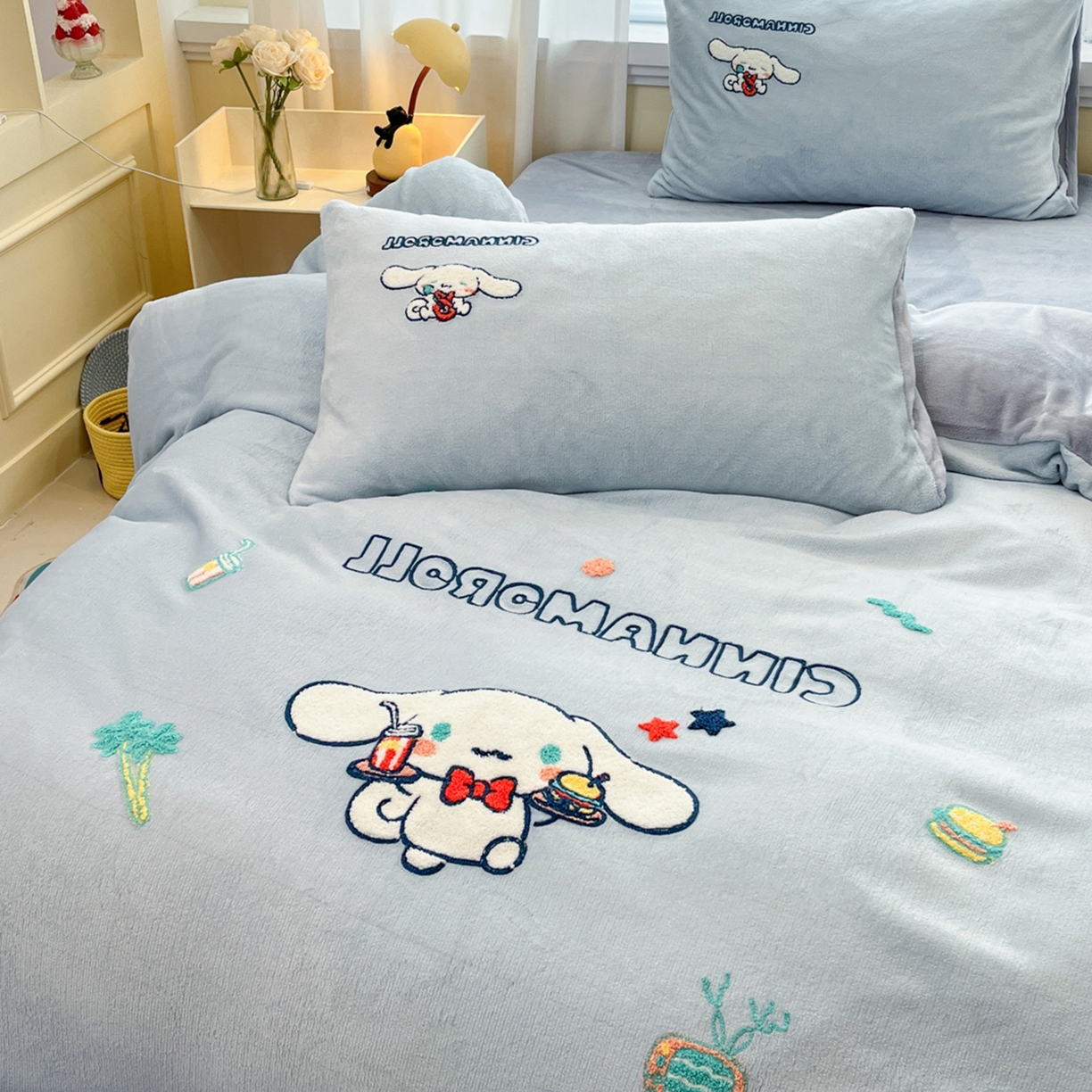 91家纺网 家纺一手货源 找家纺 沐辰 2025新款牛奶绒绣花三丽鸥系列四件套 假日云朵狗