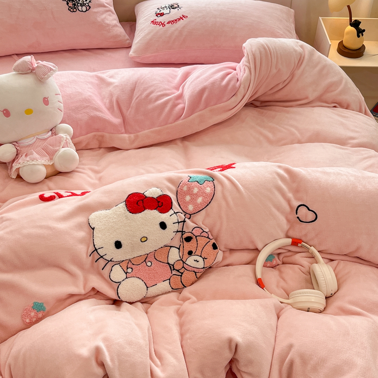 91家纺网 家纺一手货源 找家纺 沐辰 2025新款牛奶绒绣花三丽鸥系列四件套 暖心凯蒂猫