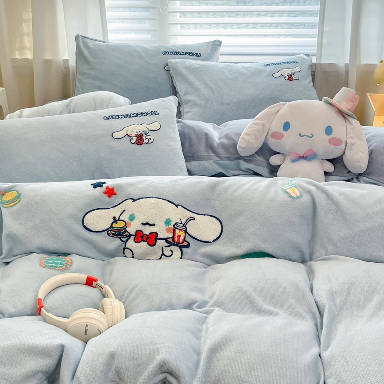 91家纺网 家纺一手货源 找家纺 沐辰 2025新款牛奶绒绣花三丽鸥系列四件套 假日云朵狗