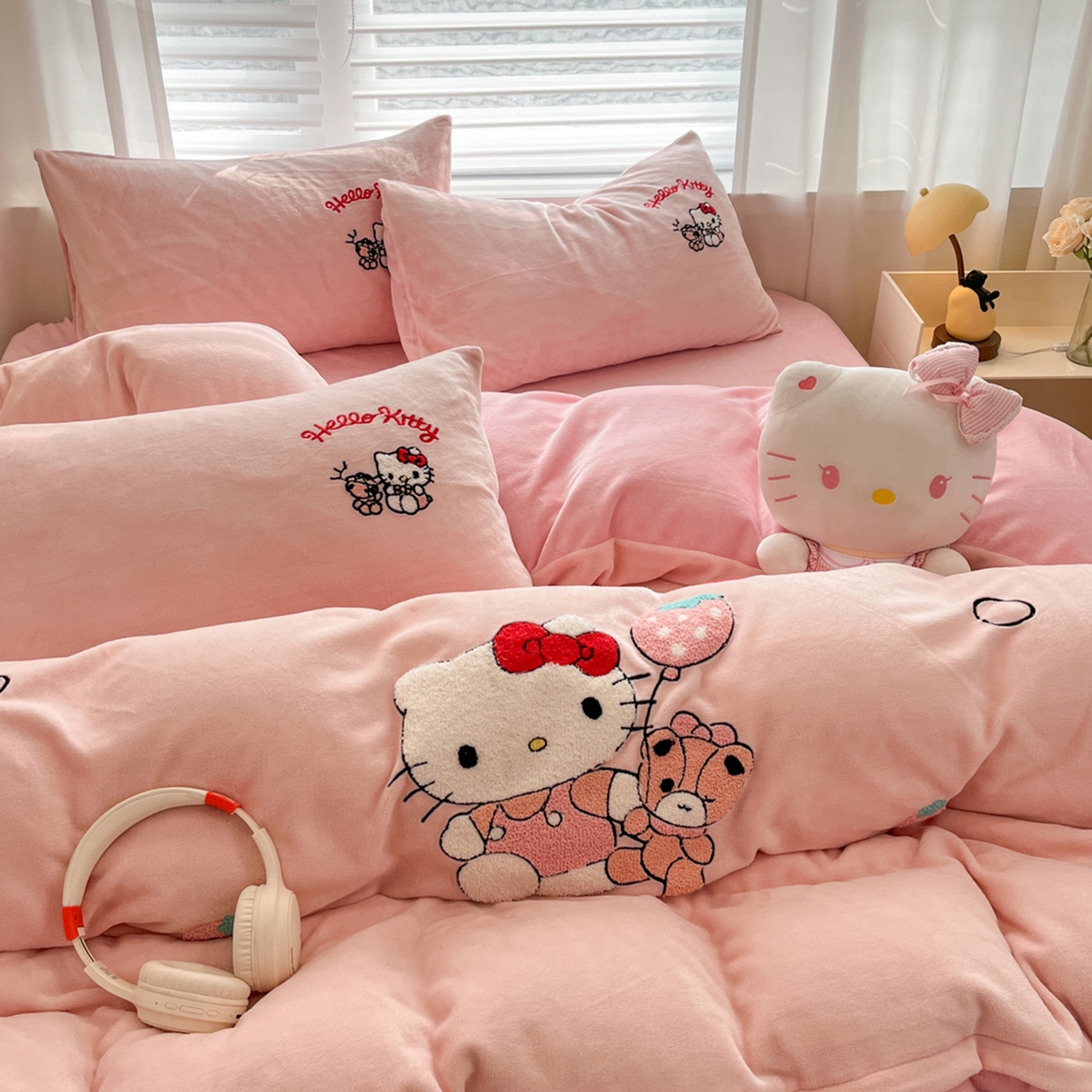 91家纺网 家纺一手货源 找家纺 沐辰 2025新款牛奶绒绣花三丽鸥系列四件套 暖心凯蒂猫