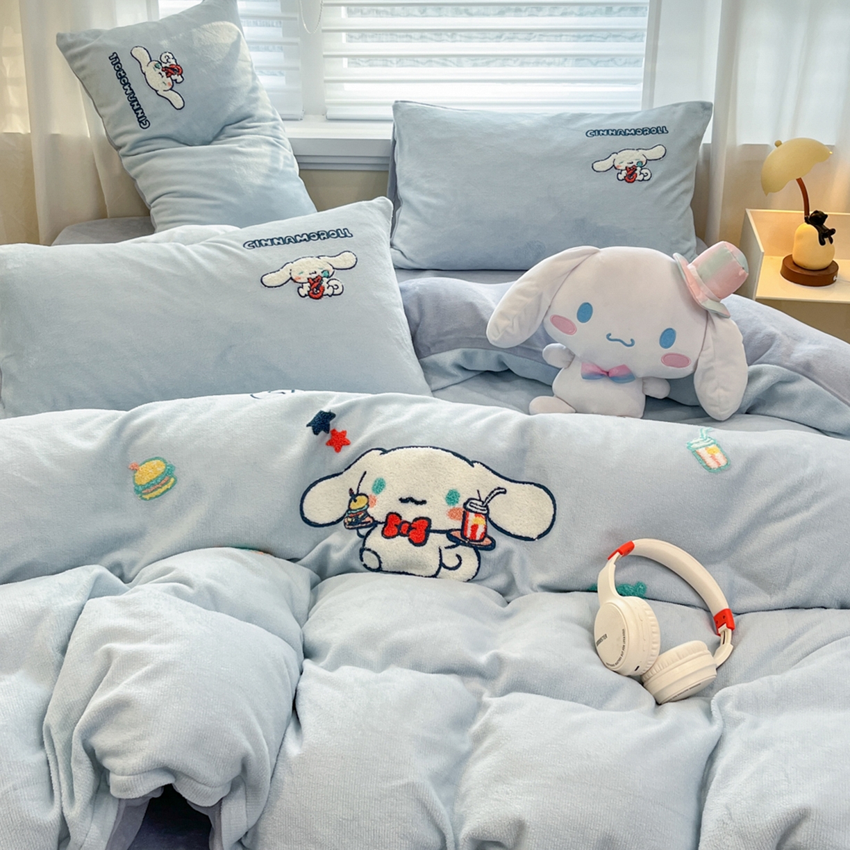 91家纺网 家纺一手货源 找家纺 沐辰 2025新款牛奶绒绣花三丽鸥系列四件套 假日云朵狗