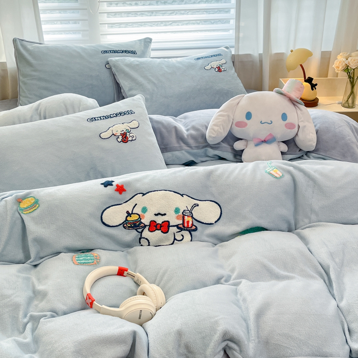 91家纺网 家纺一手货源 找家纺 沐辰 2025新款牛奶绒绣花三丽鸥系列四件套 假日云朵狗