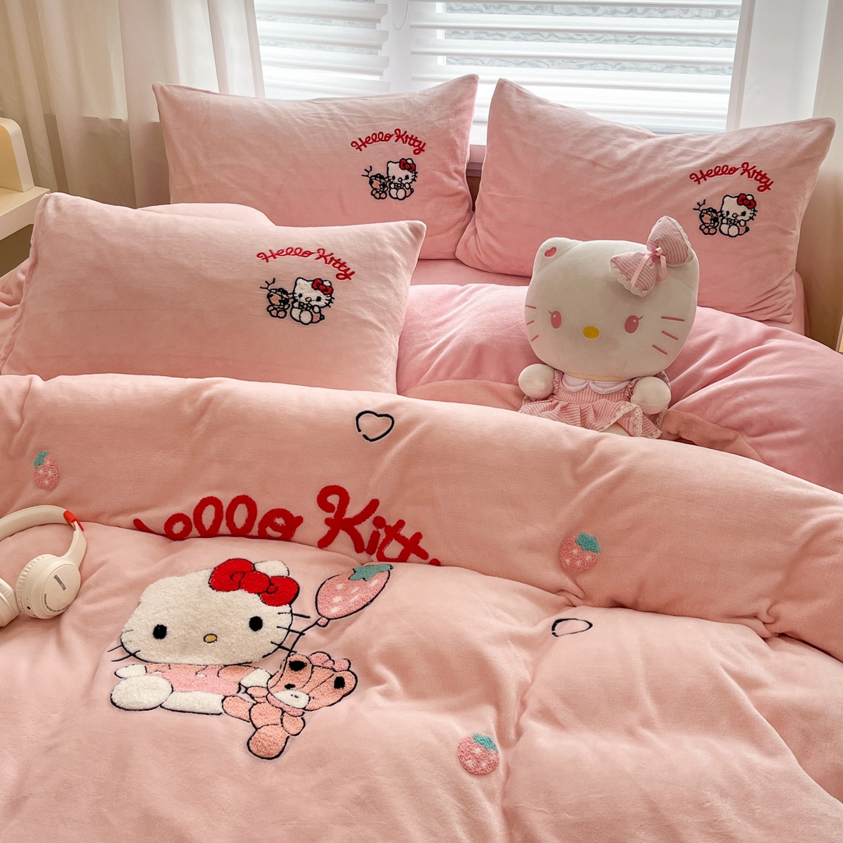 91家纺网 家纺一手货源 找家纺 沐辰 2025新款牛奶绒绣花三丽鸥系列四件套 暖心凯蒂猫