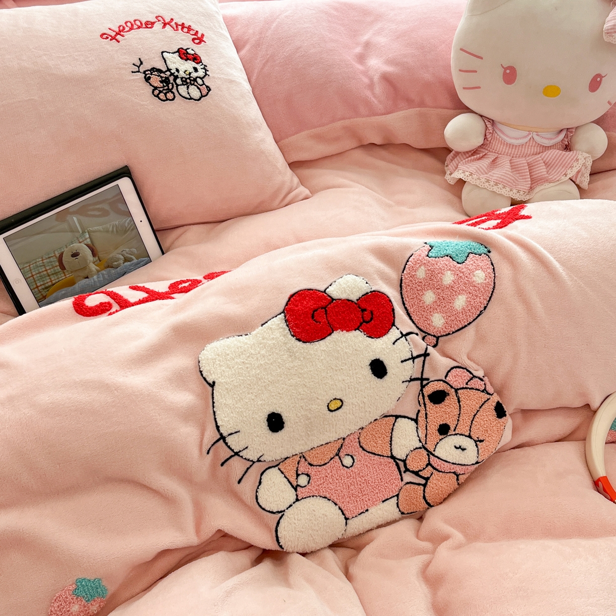 91家纺网 家纺一手货源 找家纺 沐辰 2025新款牛奶绒绣花三丽鸥系列四件套 暖心凯蒂猫