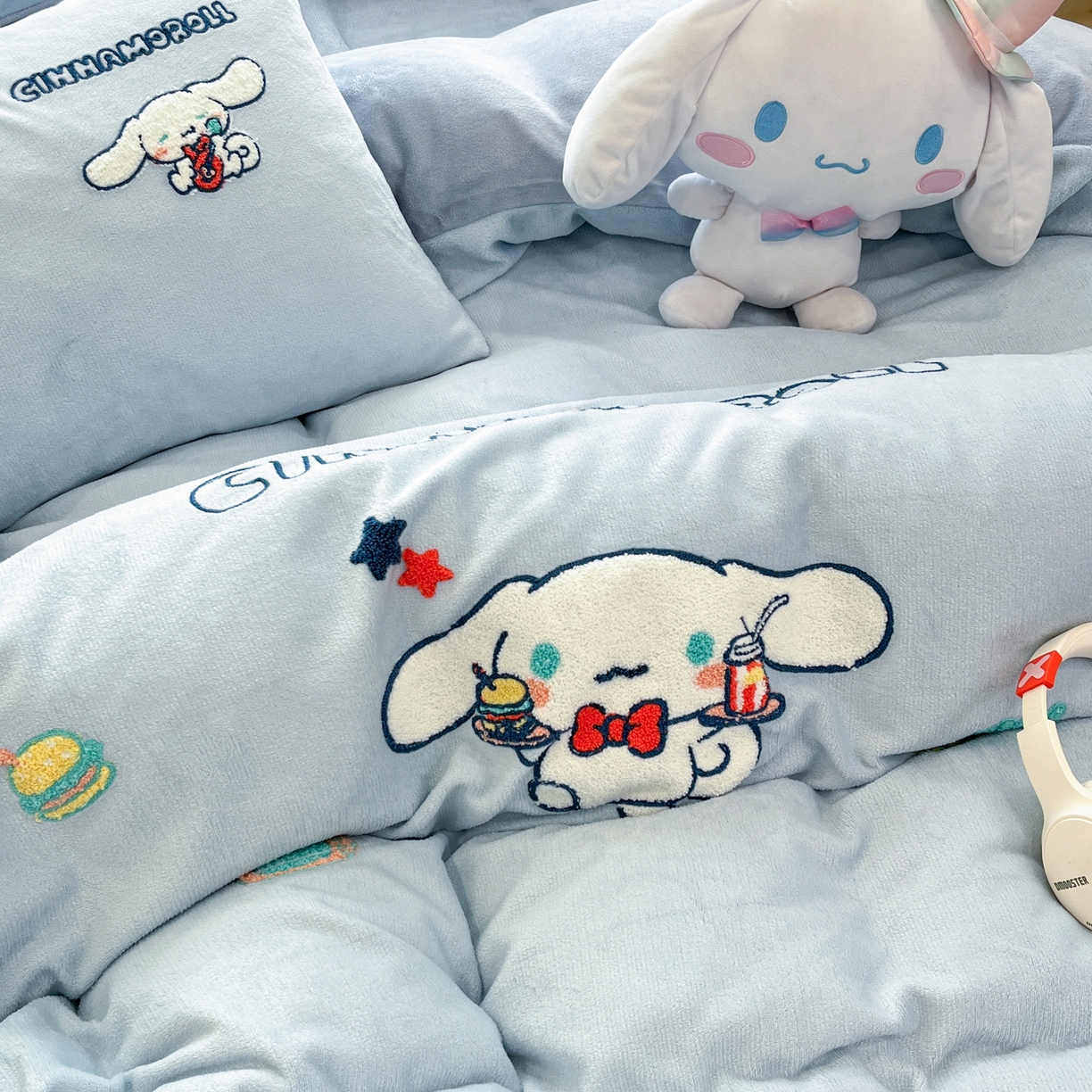 91家纺网 家纺一手货源 找家纺 沐辰 2025新款牛奶绒绣花三丽鸥系列四件套 假日云朵狗