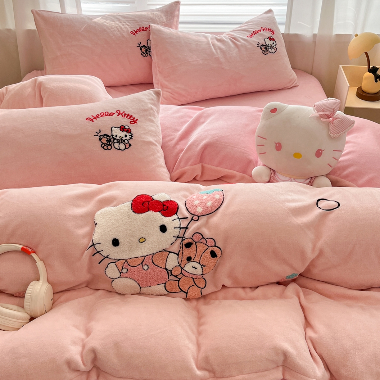 91家纺网 家纺一手货源 找家纺 沐辰 2025新款牛奶绒绣花三丽鸥系列四件套 暖心凯蒂猫