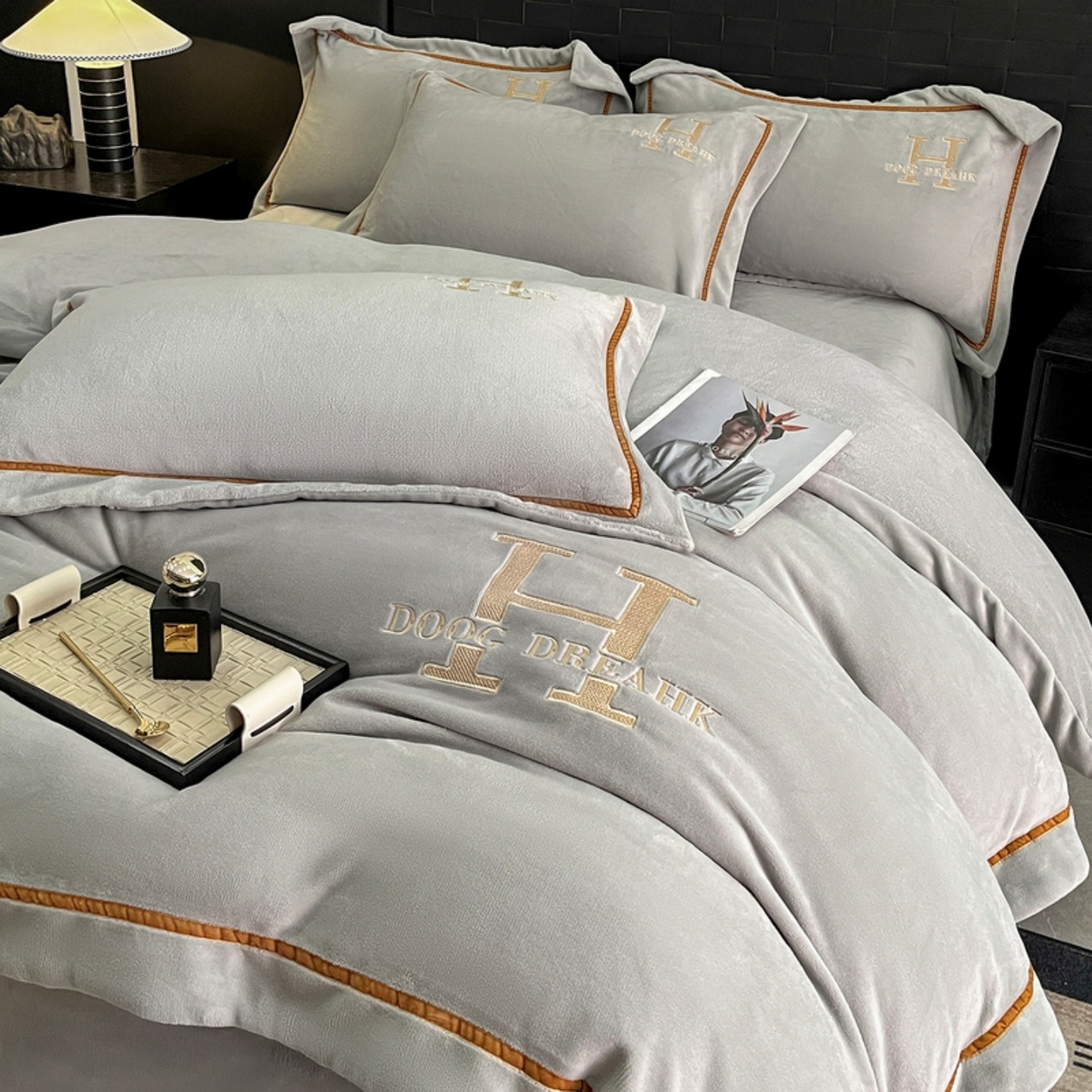 91家纺网 家纺一手货源 找家纺 露梦家纺 2025新款A类牛奶绒工艺款刺绣四件套-艾伦系列（提供买家秀） 艾伦-杏子灰